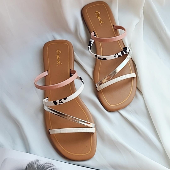 Shoes - 🚨South Beach Collection// Pink multicolor Sandal